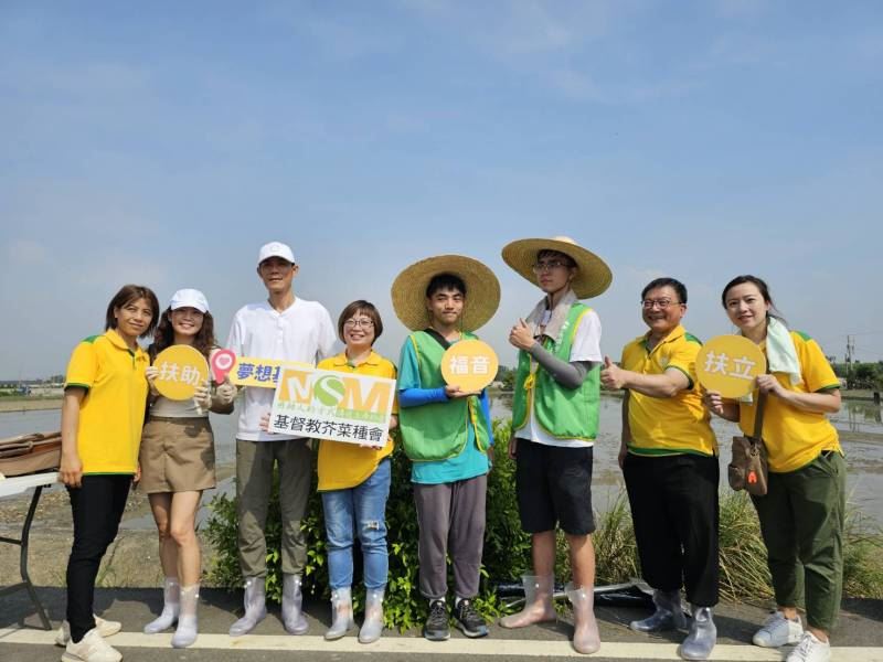 芥菜種會攜手聯采企業推動「青農孵育計畫」，推動社會農場實驗模式，透過「友善農耕」，結合在地食農文化，支持青農和經濟弱勢家庭，促進經濟自立和環境友善，鼓勵青年留鄉創業。