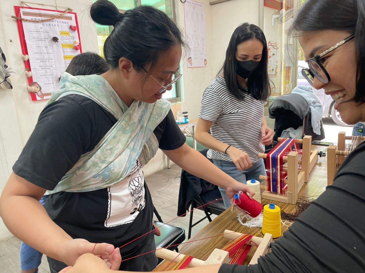 砂崙子長老教會在五月中旬正式開啟了第一堂的「婦女人才編織培力課程」，當中有位部落媽媽揹著孩子前來學習，讓帖如傳道好生感動。（照片提供：陳怡如）