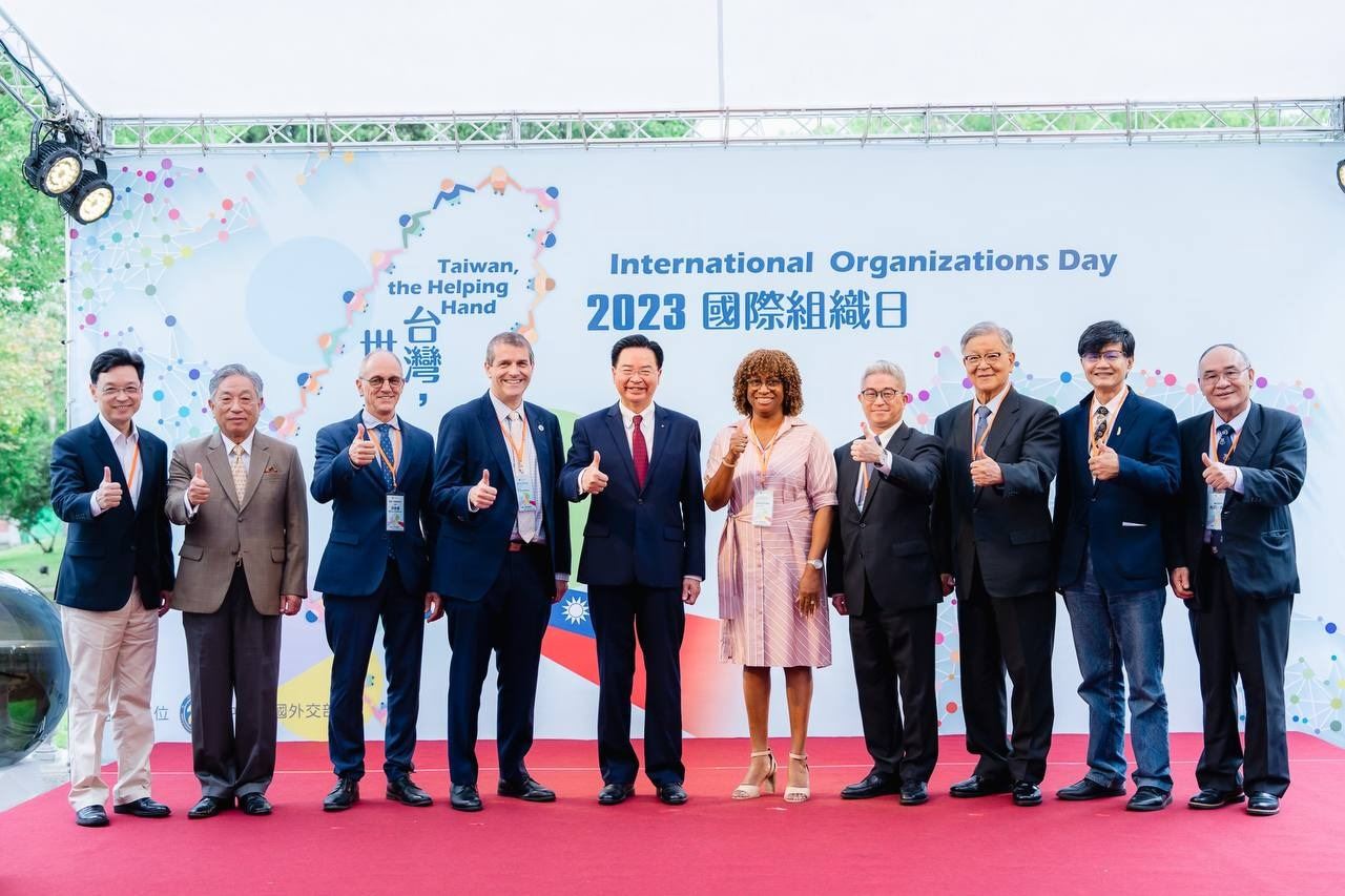 開幕典禮貴賓合影。左起外交部主任秘書唐殿文、外交部政務次長田中光、亞蔬-世界蔬菜中心（WorldVeg）主任沃培睿（Marco Wopereis）、國際棉業諮詢委員會（ICAC）執行長莊孟德（Eric Trachtenberg)、外交部長吳釗燮、聖文森大使柏安卓（Andrea Clare Bowman）、國安會副秘書長徐斯儉、無任所大使吳運東、無任所大使陳正然、無任所大使布興．大立。