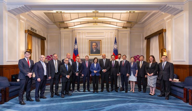 總統與「美國智庫『保衛民主基金會』（FDD）軍事安全專家交流團」合影