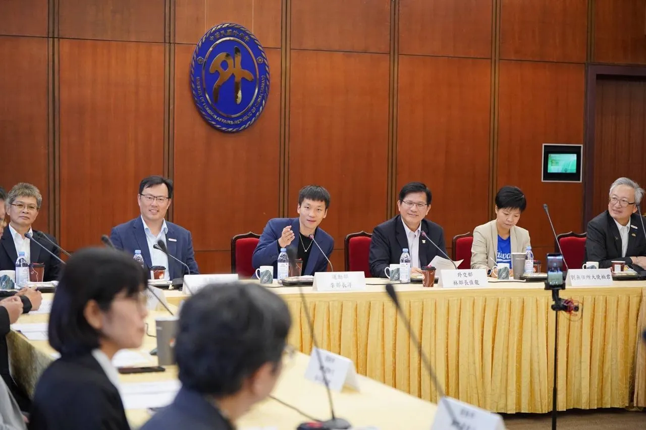 首次外交運動兩部雙部長會議討論熱烈。