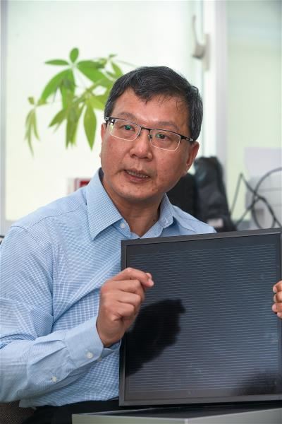 投入光電研究20多年,傅耀賢拿著曾經熱門的薄膜太陽能電池,娓娓道出產業的興衰。