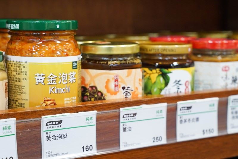 蔬食通路商「里仁公司」旗下的永續商品貨架卡加入豆莢標示。圖片來源：永續飲食推廣協會提供