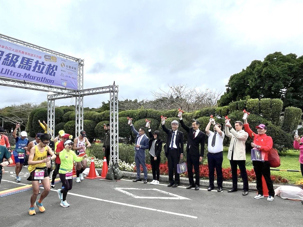 外交部NGO國際事務會陳剛毅執行長出席「2024臺北超級馬拉松」，並與其他出席貴賓為比賽起跑鳴槍。