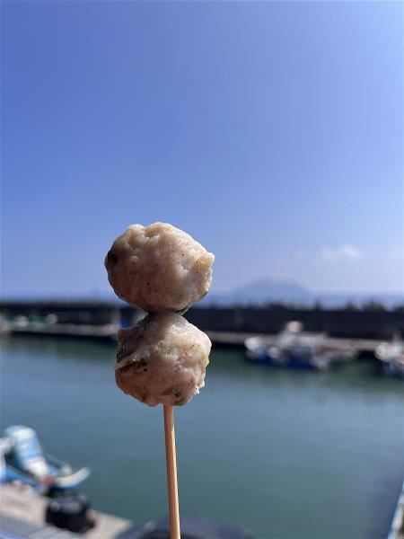 新鮮現做的鬼頭刀魚丸，味道十分Q彈可口。（陳群芳攝）