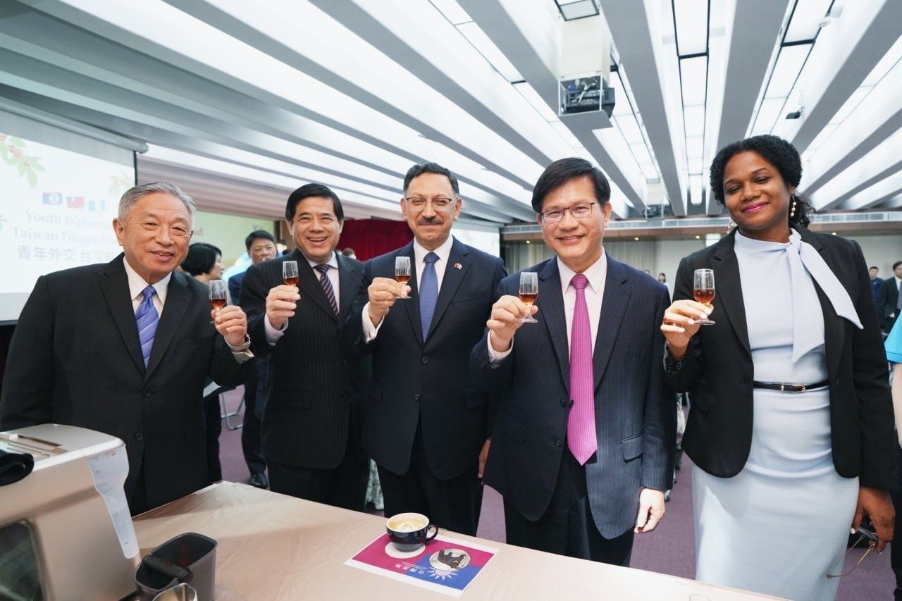 外交部長林佳龍、外交部政務次長田中光（左一）、外交部常務次長陳立國（左二）與貝里斯駐台大使碧坎蒂（H.E. Ambassador Candice Augusta Pitts）（右一）及瓜地馬拉駐台大使巴迪亞（H.E. Ambassador Oscar Adolfo Padilla Lam）（中）共同品嚐阿里山咖啡。