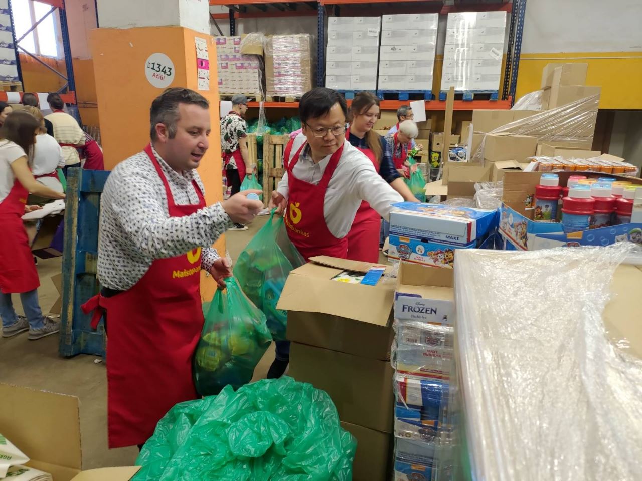 黃鈞耀代表與同仁參與「立陶宛食物銀行」執行長及義工共同包裝食品袋