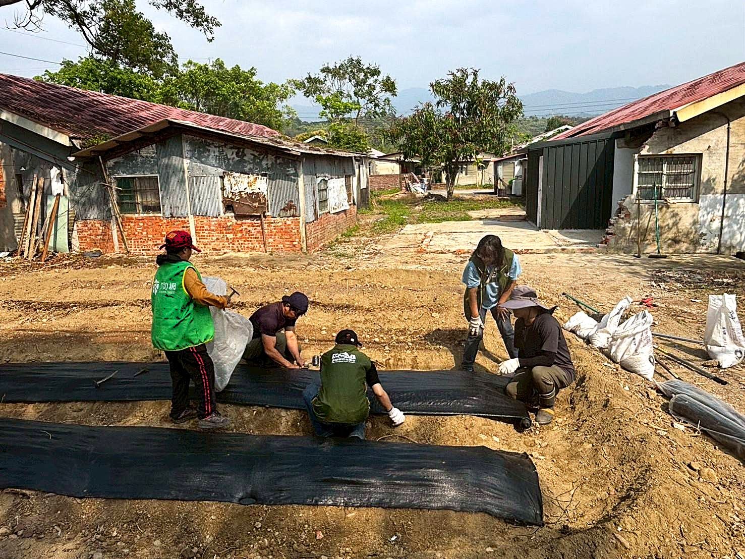 芥菜種會團隊整地，導入以工「帶振」專案，培力社區需要者並帶來工作機會。（芥菜種會提供）