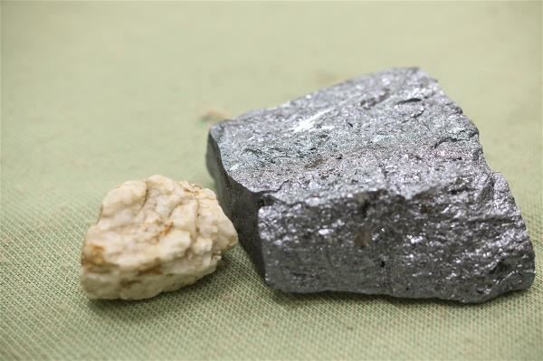 左邊的石英砂經過純化,變成右邊冶金級的矽,是太陽光電產業與半導體產業的重要原料。