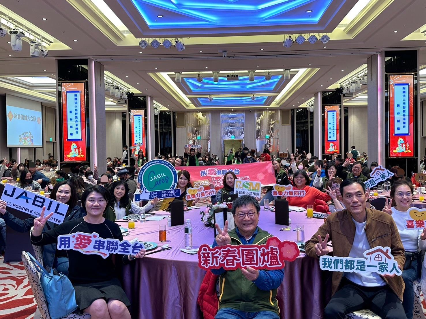 芥菜種會與社會各界合作，為困難家庭傳遞祝福。（芥菜種會提供）