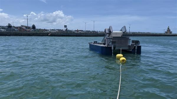 Testing a trash skimmer at Yong’an Fishing Harbor in August 2020. (courtesy of Team Azure)