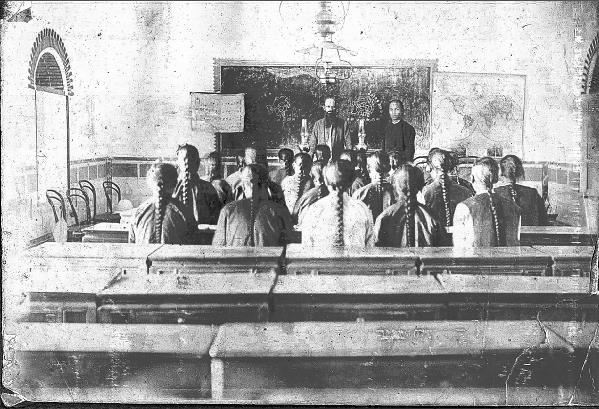 從留存的老照片中，可見世界地圖懸掛在牆上醒目的位置。