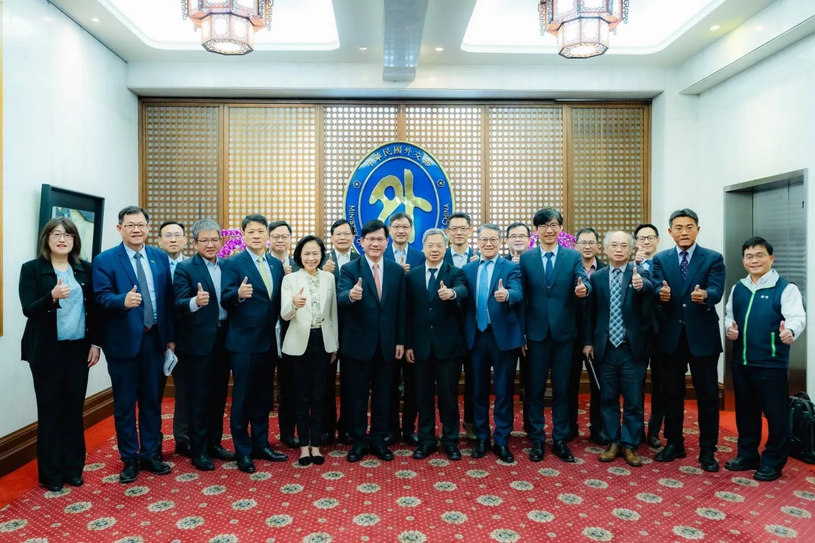 外交部長林佳龍（前排左六）、經濟部長龔明鑫（前排左七）及兩部人員團體合影。