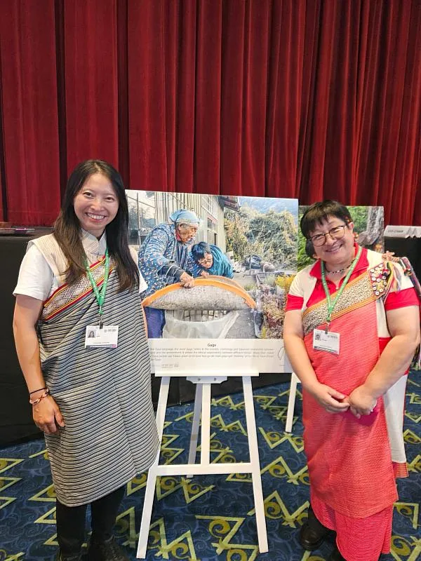 芭翁老師（右）及東華大學民族發展與社會工作系高怡安助理教授（左）與影像作品合影。（照片由「小米方舟」提供）