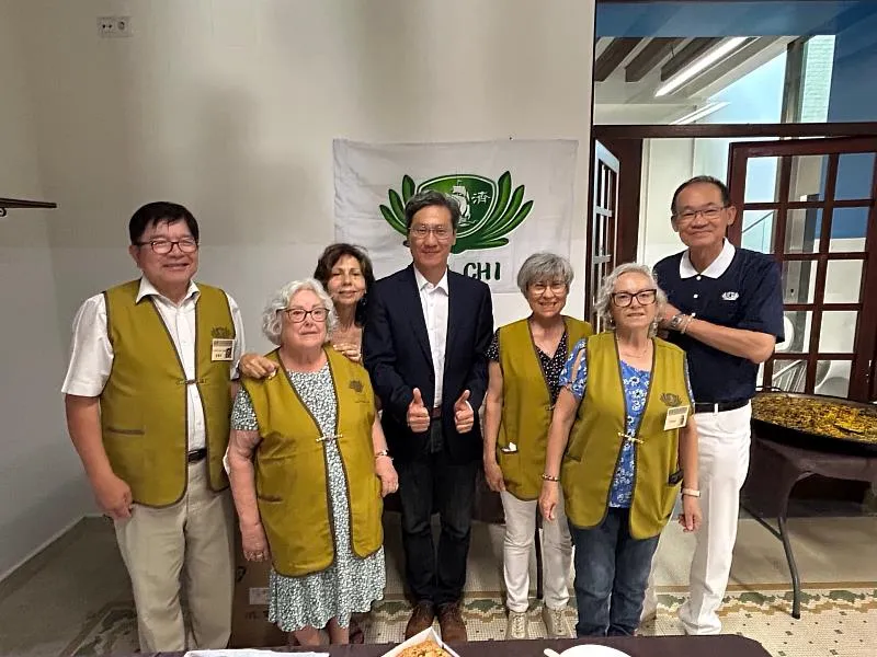 張副代表與Picanya市志工合影
