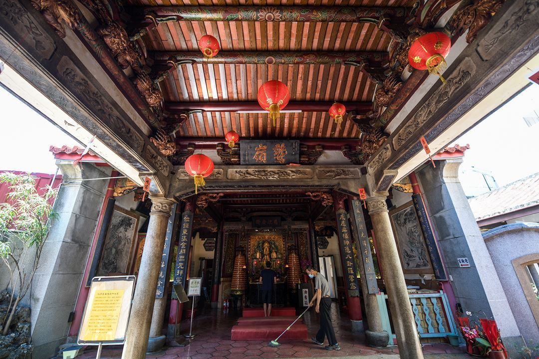 位於鷲嶺古地的北極殿，能隔絕喧囂，給人宛如站在山頭的開闊感受。