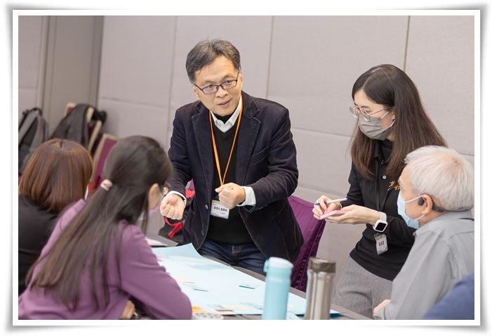 參與者在世界咖啡館討論時間,交流意見