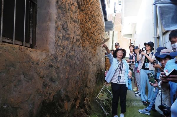 曙旅文化工作室的吳函恩帶團走讀，介紹具在地特色的「砂礔厝」。