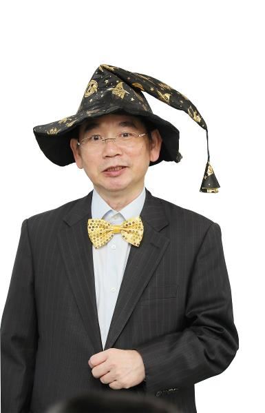 為長期培育聽損科學小種子，科思創自109學年度下學期 (2021年) 起，於全台三所啟聰學校舉辦「科思創魔法材料學校科學俱樂部」，總經理李銘城以校長身分，到場致詞。