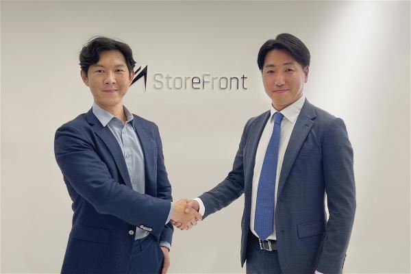 Gogolook與日本通路商StoreFront合作，協助開發自有品牌陌生來電辨識服務。（左為Gogolook執行長郭建甫，右為StoreFront執行長岡田英明）