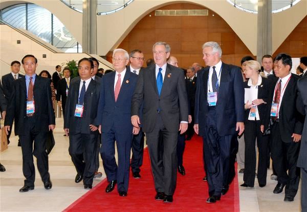 2006年越南的APEC經濟領袖會議，張忠謀與前美國總統小布希有熱絡的互動。（外交部資料）