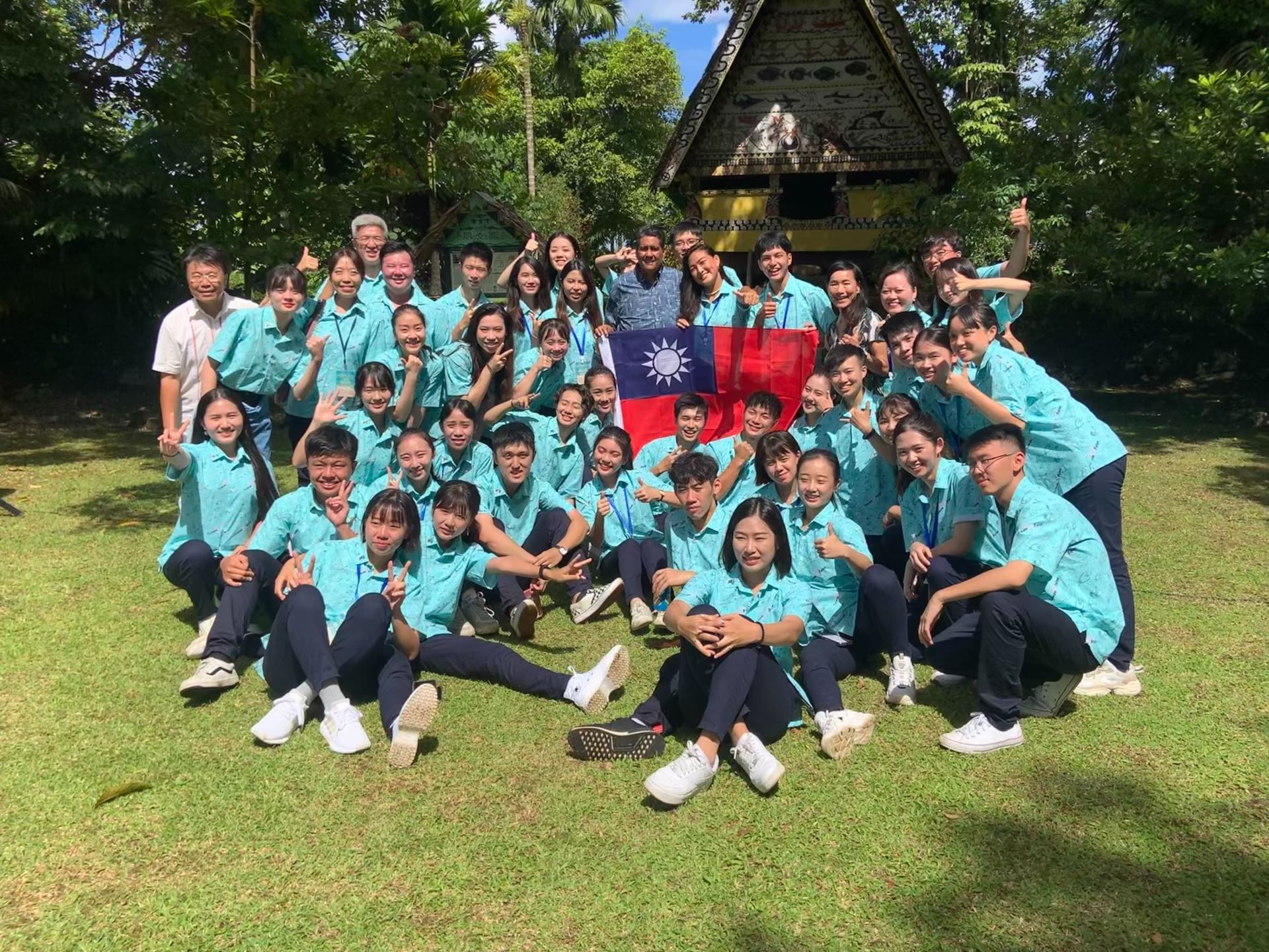 帛琉總統惠恕仁與青年大使合影。