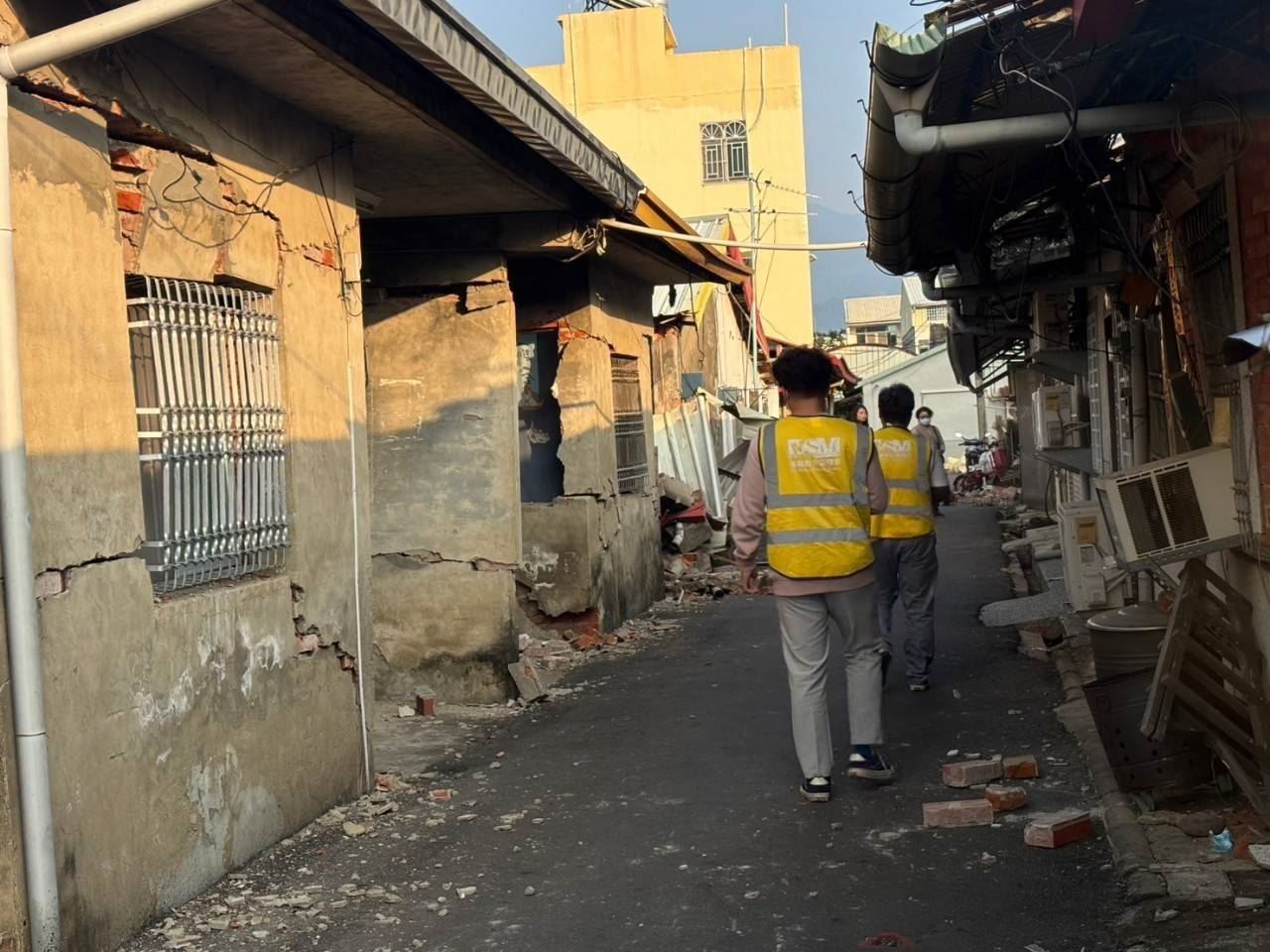 芥菜種會全球防救災團隊震後第一時間啟動服務，走入災區評估受損情況。