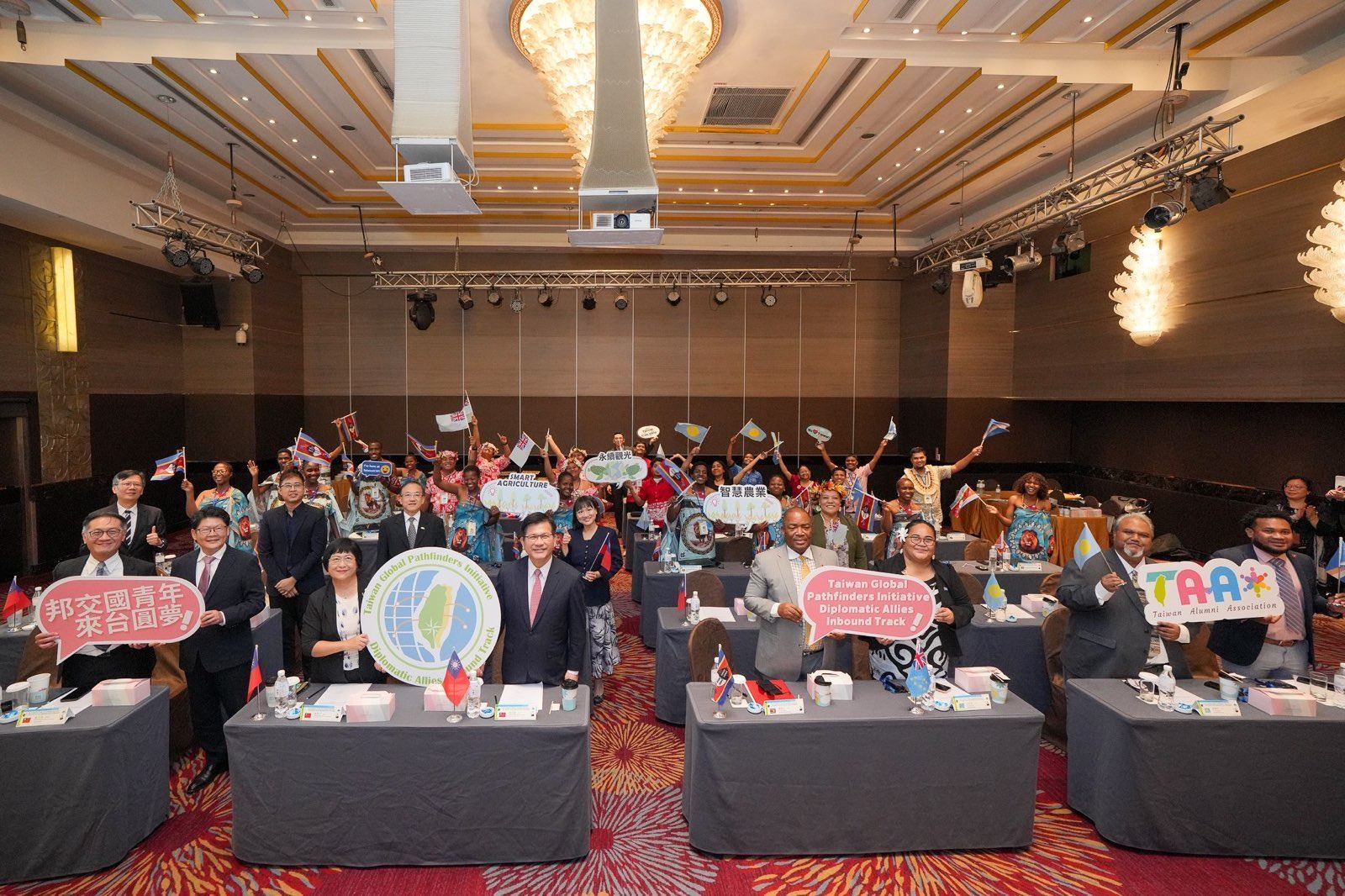 外交部長林佳龍、本批來台24名青年及全體與會嘉賓大合照。