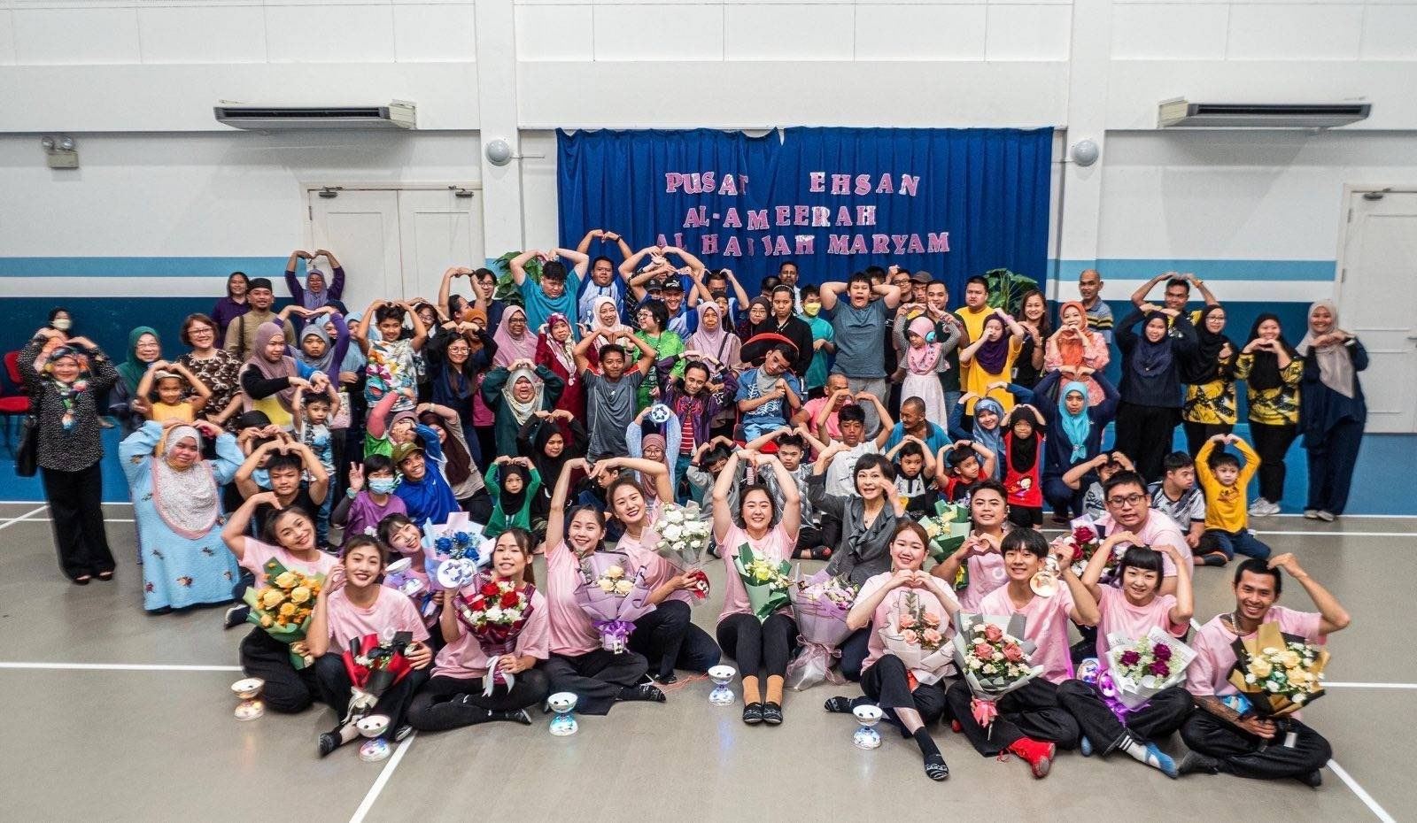 112年10月23日舞鈴劇場赴汶萊益善小學與學生交流後，團員與該校師生合影。