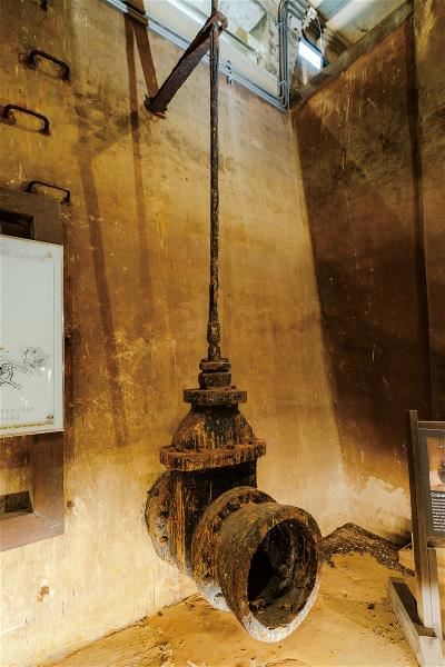 屋頂上的通氣罐、淨水井、水管等設施均彼此相連，形成連通運作的設施系統。