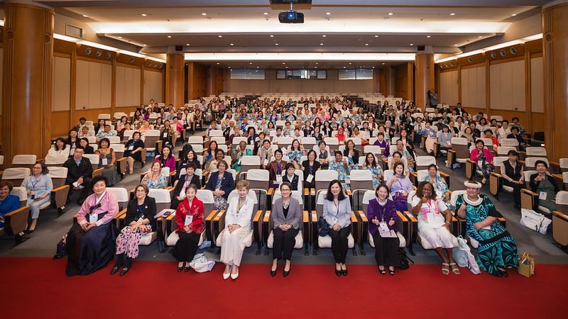 副總統和出席人員合影