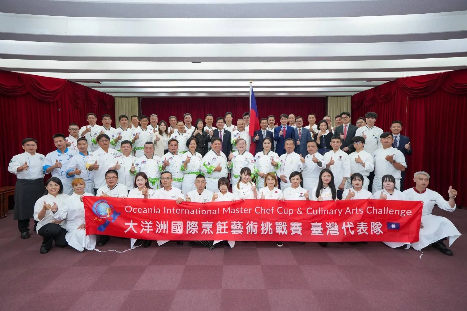 外交部長林佳龍偕外交部同仁與「2025大洋洲國際烹飪藝術挑戰賽」代表隊合影。