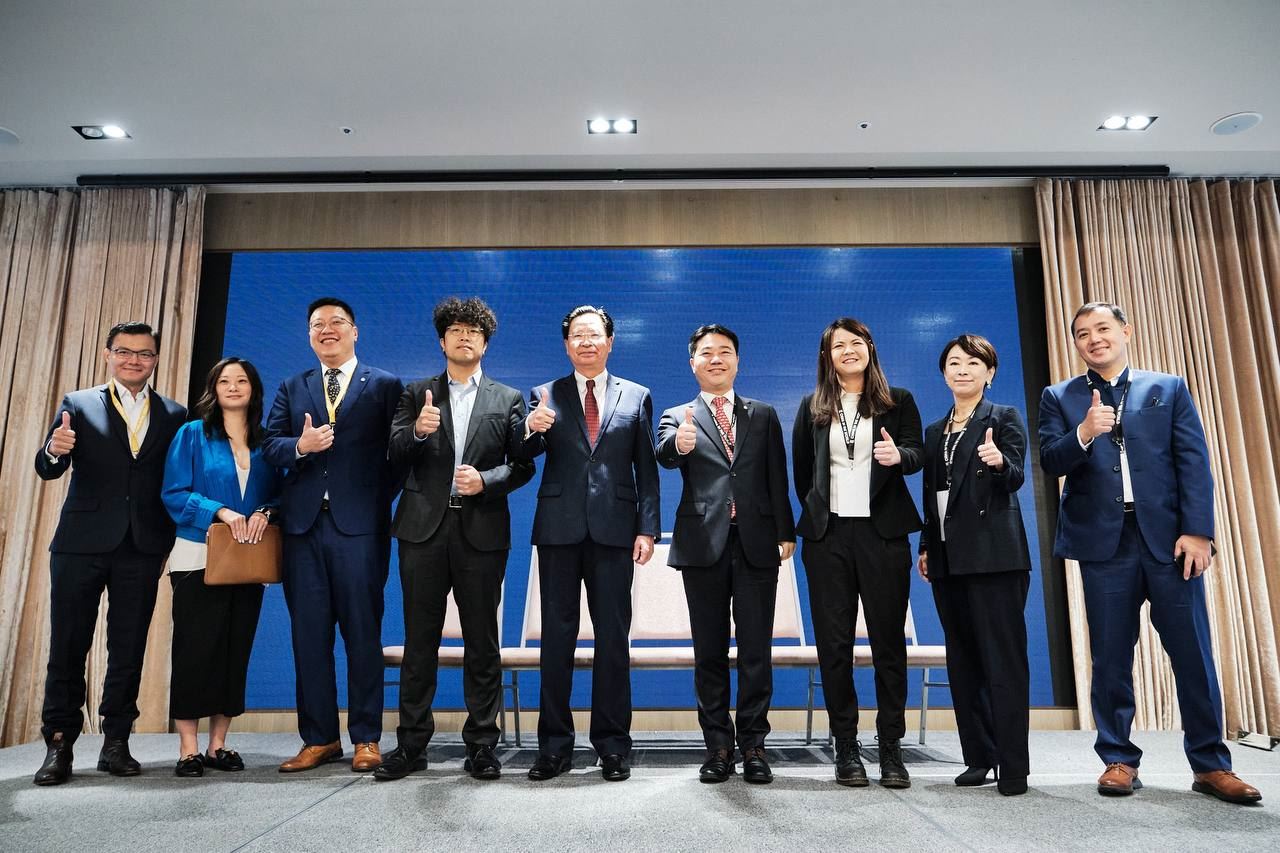 外交部長吳釗燮應邀出席社團法人台灣民主實驗室在台舉辦之「2023年第五屆中國影響力網絡年會」開幕式並與出席嘉賓合影。