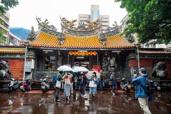 One of Taipei City’s designated heritage sites, Dadaocheng’s Cisheng Temple used to be a religious center for immigrants from Tong’an in China. (photo by Lin Min-hsuan)