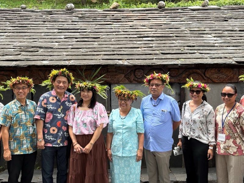 Marshall Islands President Hilda C. Heine (center), accompanied by Ljaucu Zingrur, council of Indigenous peoples minister (second left), visit Taiwan Indigenous Peoples Cultural Park in Pingtung County June 6. (MOFA)