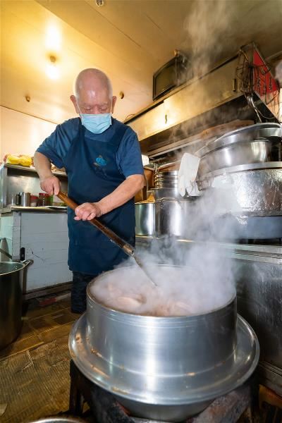 「源芳刈包」的老闆吳黃義講究刈包內三層肉的口感，肉片需經多道工序熬煮。