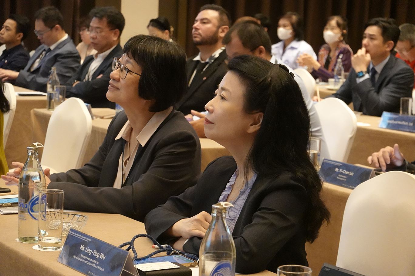 駐馬來西亞代表處吳玲瑩一等秘書(圖右)出席「2023臺泰智慧醫療國際研討會」