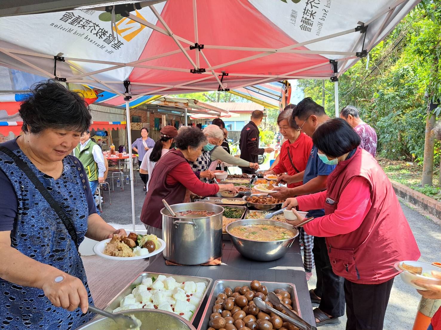芥菜種會團隊準備豐盛料理，提升住民互動交流。（芥菜種會提供）