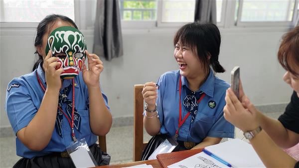 由泰國慈濟學校的學生製作八家將的面具，體驗台灣文化。