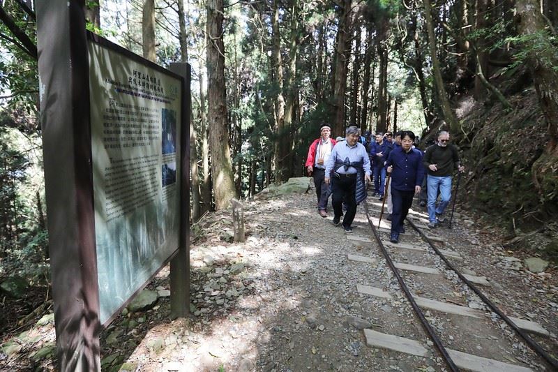 Under the lead of Elder Gode, chairperson of the Tsou Hunter’s Association of Chiayi County and trail guide Ju-Lin Hsu, the Vice President and the guests began hiking on the Tfuya Trail.