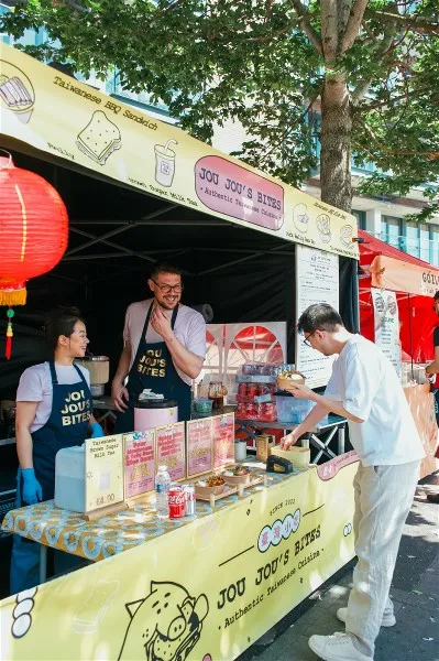 「盡一份微薄心力，認為自己是台灣美食的代表。」豬豬咬擺攤時，有著如此使命感。