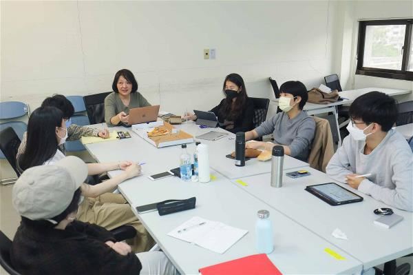 吳洛纓在國立台北藝術大學兼課，傳承編劇的實務經驗。