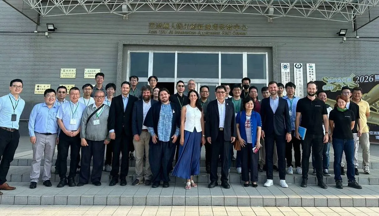 外交部「無人機外交小組」執行長江振瑋與捷克Farpoint Academy團隊及首屆「台捷烏克蘭戰場實驗系統工作坊」參與人員合影。