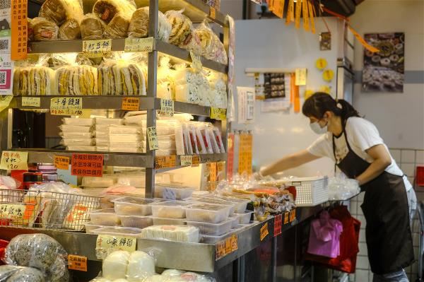 合興糕糰店架上的手寫紙條,除標示商品名稱和價格,也為第一次購買的客人解說點心內含物,使人感到滿滿人情味。