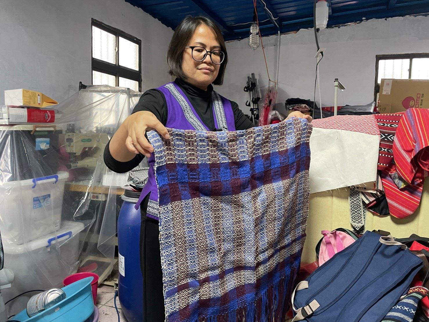 泰雅族人帖如．伊梵有感於傳統技藝的失傳與沒落，毅然決然在部落裡帶領族人找回泰雅族的編織傳統。（照片提供：陳怡如）