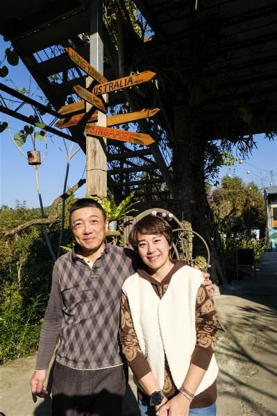 劉朝維（左）與太太湯怡楓（右）在廢棄的檳榔園裡築夢，打造大家能開心探索的自然樂園。