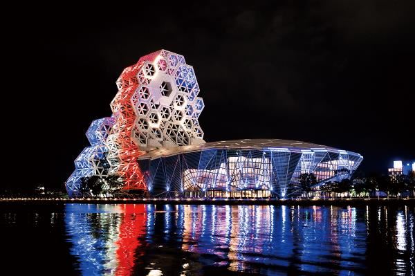 The Kaohsiung Music Center accompanied the French Festival with a display of lights in the blue, white and red colors of the French flag, symbolizing liberty, equality, and fraternity. (courtesy of Kaohsiung City Government)