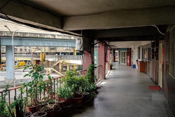 The pedestrian bridges connecting the second floors of buildings in the Huajiang Residences housing complex have featured in many TV and video productions.