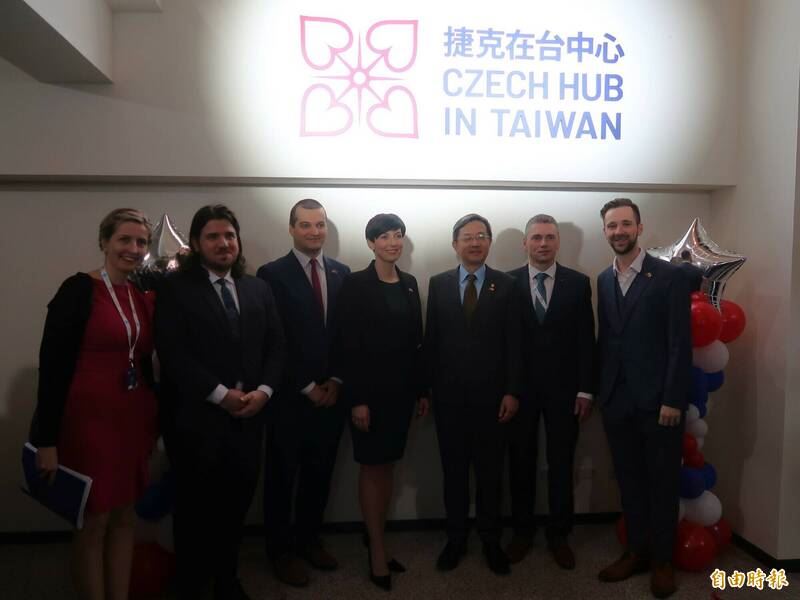 「捷克在台中心」（Czech Hub in Taiwan）今天舉行揭牌儀式。捷克眾議長艾達莫娃（中）、歐洲價值安全政策中心執行總監楊雅嚳（左三）、歐洲價值安全政策中心在台辦事處主任葉皓勤（左二）、捷台商會會長迪維什（右二）、捷台商會聯合創始人兼主任瑞絲柯娃 （左一）、捷台商會台灣辦事處負責人費雪（右一） 和外交部政次李淳（右三）一同為「捷克在台中心」揭牌。（記者呂伊萱攝）