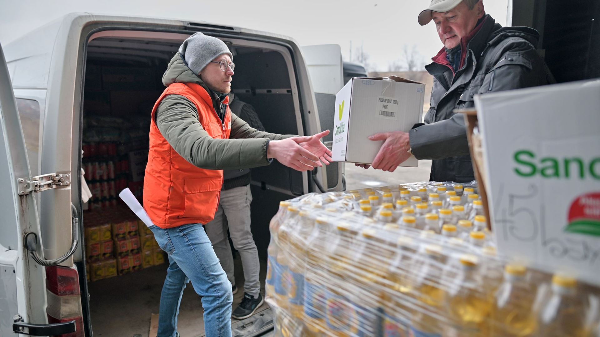 世界展望會展開跨境人道救援行動，運送消毒劑、肥皂、床墊、毛巾、米、油、麵條、罐頭等物資到醫院，幫助飢餓的兒童及家庭(台灣世界展望會提供)